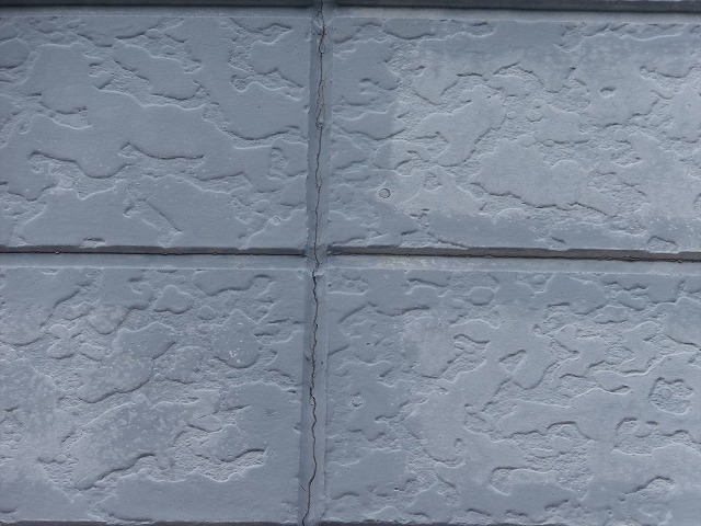 表面の塗装が劣化し色むらが発生している